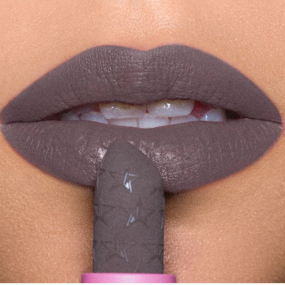 NWT Jeffree Star Velvet Trap Matte Lipstick in Grave Digger